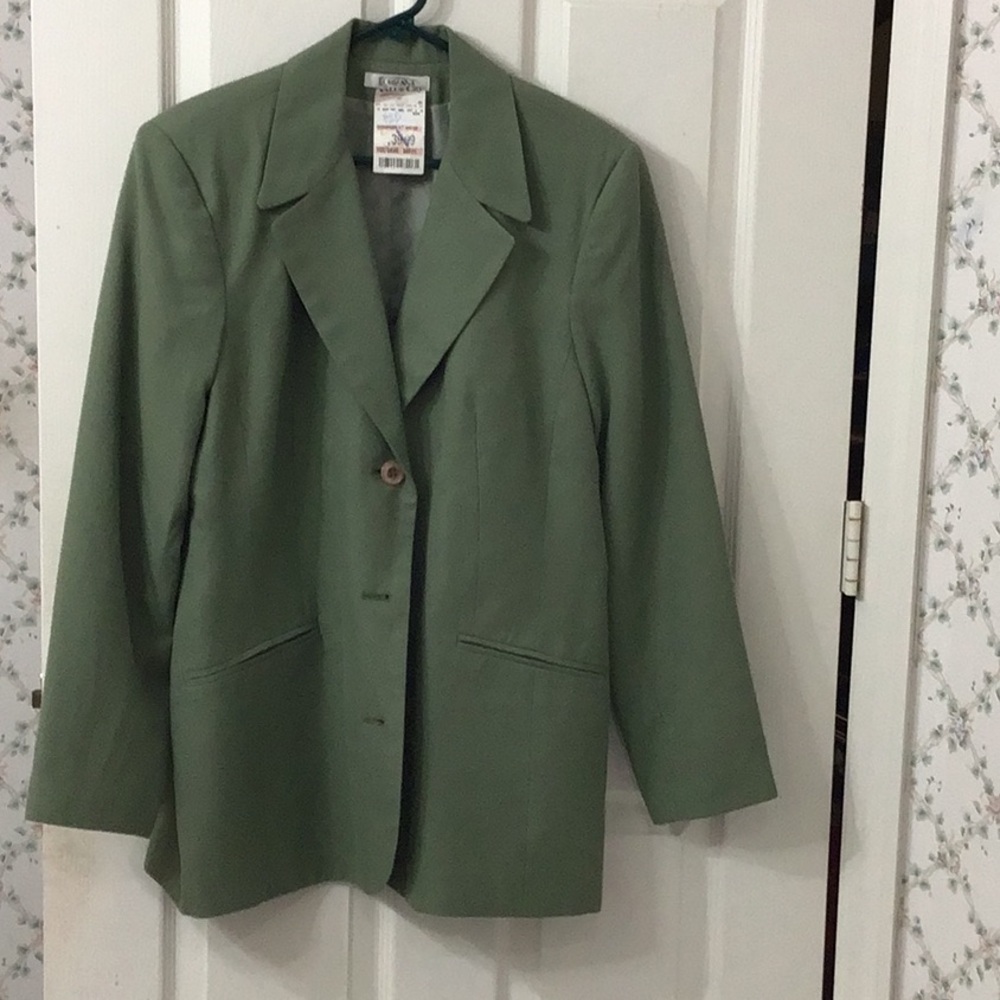 Vintage 90’s 3 button down lady’s jacket w/ front slit pockets & shoulder pads.